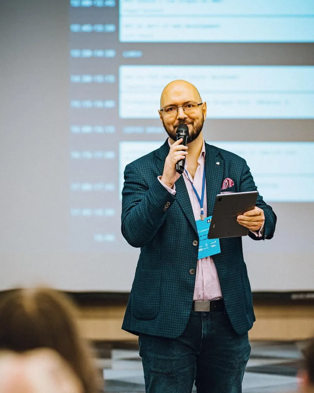 Marko Nemberg esinemas, taustal ürituse ajakava
