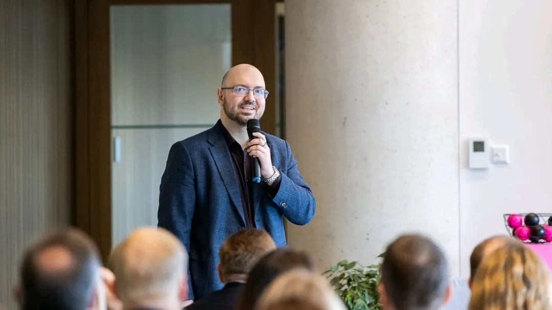 Marko Nemberg koolitust läbi viimas, ees istuvad kuulajad