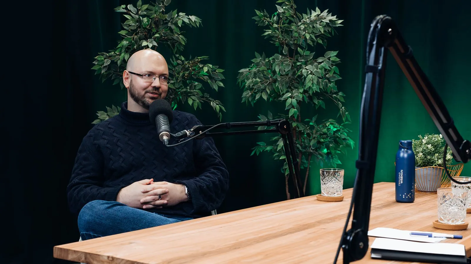 Marko Nemberg stuudios mikrofoni taga vestlust andmas